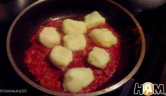 картофельные клецки в соусе с луком-пореем