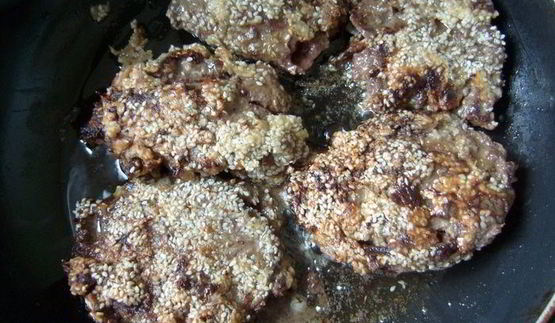 фаршированные котлеты из печени в кунжутной панировке
