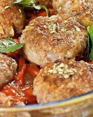 Гречаники с соусом из овощей и томатной пасты