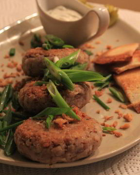 Гречневые котлеты с пармезаном и сметанным соусом