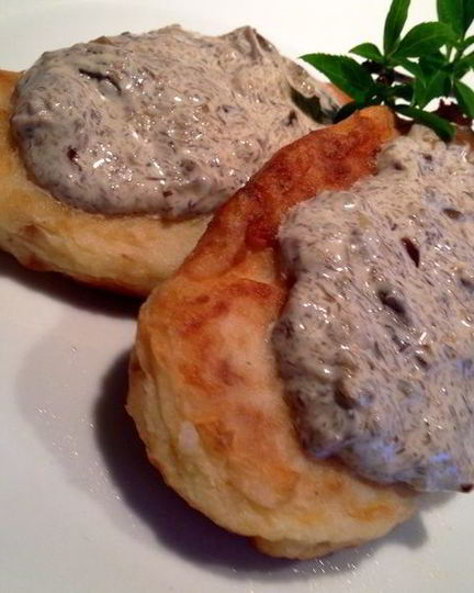 Рецепт картофельных котлет со сливочно-грибным соусом