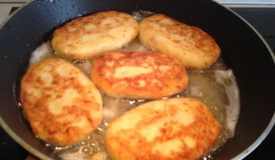 картофельные котлеты со сливочно-грибным соусом