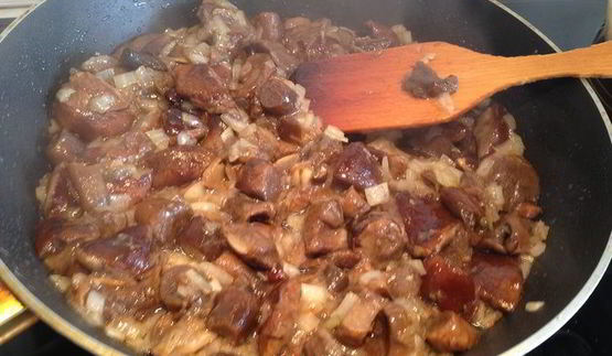 картофельные котлеты со сливочно-грибным соусом