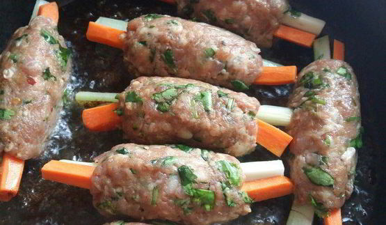 котлеты по-корейски на подушке из риса с овощами