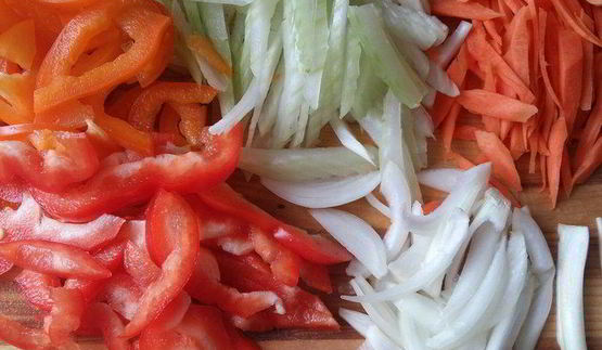 котлеты по-корейски на подушке из риса с овощами