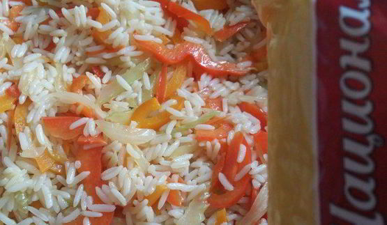 котлеты по-корейски на подушке из риса с овощами