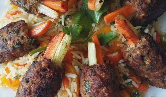 котлеты по-корейски на подушке из риса с овощами