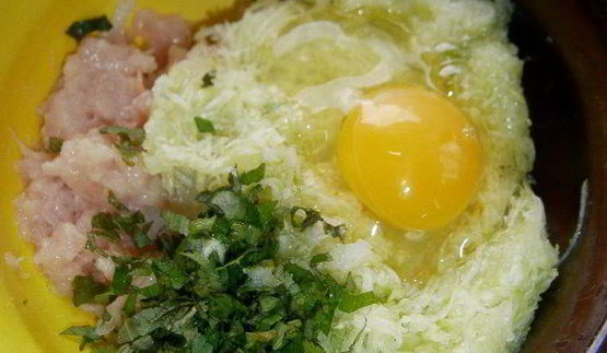 куриные котлеты с кабачком и мятой