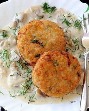 Куриные котлеты с сыром и сливочно-грибным соусом