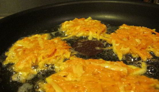 морковные котлеты с пармезаном, чесноком и пряными травками