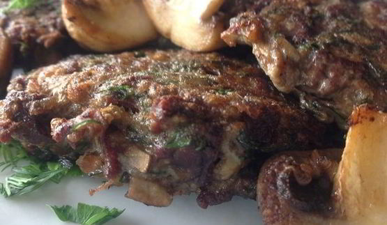 рубленые котлеты из куриной печени и грибов