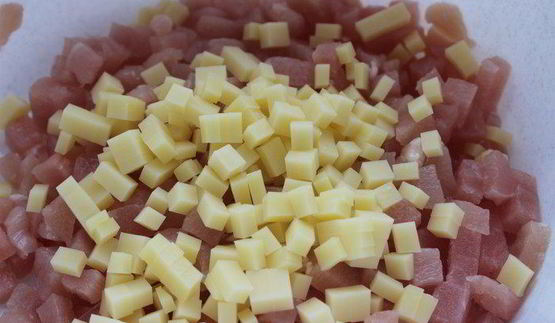 рубленые куриные котлеты с лесными грибами и сыром джюгас