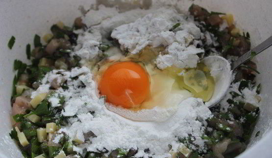 рубленые куриные котлеты с лесными грибами и сыром джюгас