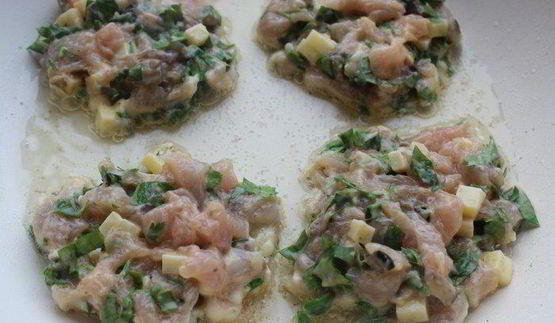 рубленые куриные котлеты с лесными грибами и сыром джюгас