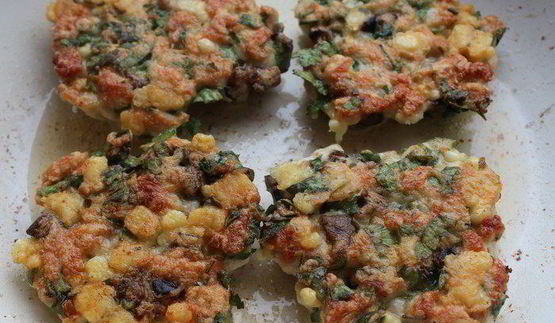 рубленые куриные котлеты с лесными грибами и сыром джюгас