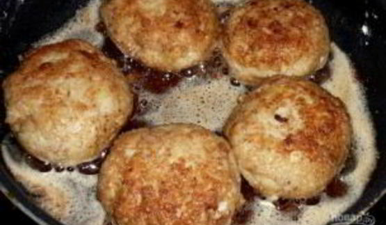 рыбные котлеты из щуки с салом