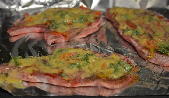 свиные котлеты с горчичным пряным маслом