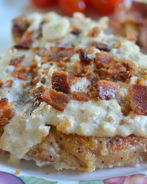 Свиные котлеты со сливочным соусом и беконом