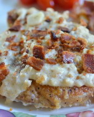 Свиные котлеты со сливочным соусом и беконом