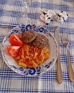 Золотистая капуста с картофелем и гречневые котлеты