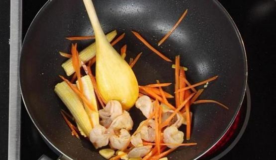 лапша пат тай с тигровыми креветками