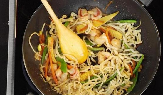 лапша пат тай с тигровыми креветками