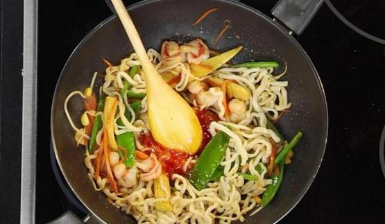 лапша пат тай с тигровыми креветками