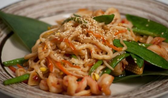 лапша пат тай с тигровыми креветками