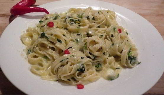 лапша под соусом горгонзола со шпинатом