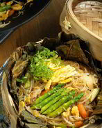 Лапша с белыми грибами в листьях лотоса