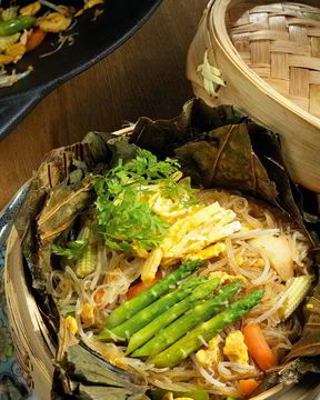 Лапша с белыми грибами в листьях лотоса