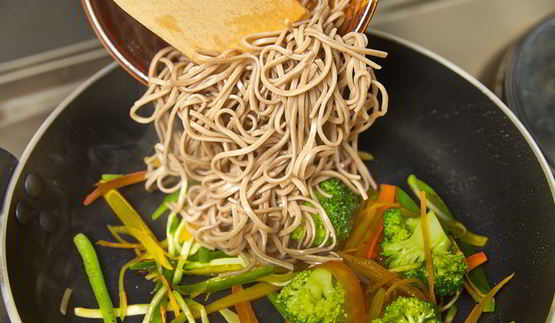 лапша с брокколи