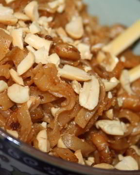 Лапша с креветками и арахисом в тайском стиле