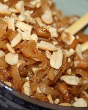 Лапша с креветками и арахисом в тайском стиле