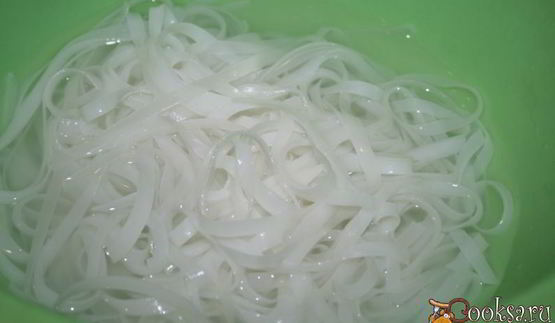 лапша с креветками и арахисом в тайском стиле