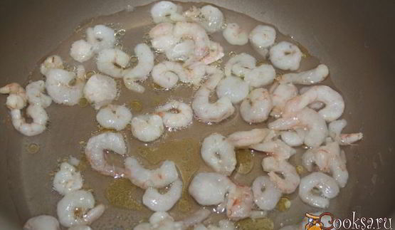 лапша с креветками и арахисом в тайском стиле