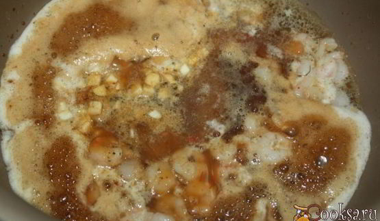 лапша с креветками и арахисом в тайском стиле