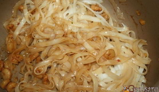 лапша с креветками и арахисом в тайском стиле