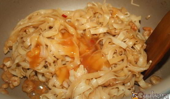 лапша с креветками и арахисом в тайском стиле