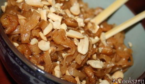 лапша с креветками и арахисом в тайском стиле