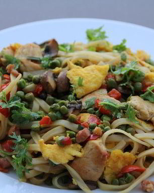 Лапша с курицей и овощами по-сингапурски