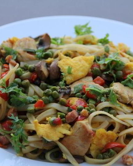 Рецепт лапши с курицей и овощами по-сингапурски