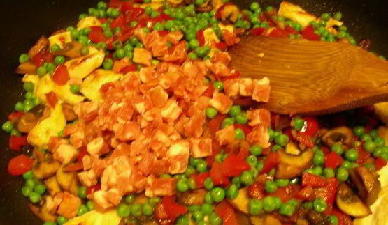 лапша с курицей и овощами по-сингапурски