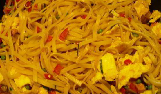 лапша с курицей и овощами по-сингапурски