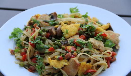 лапша с курицей и овощами по-сингапурски