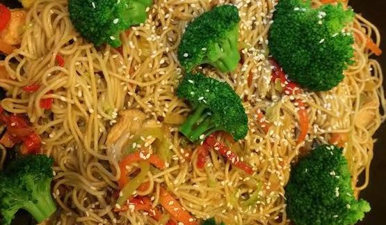 лапша с курицей и овощами