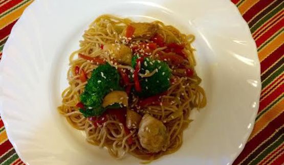 лапша с курицей и овощами