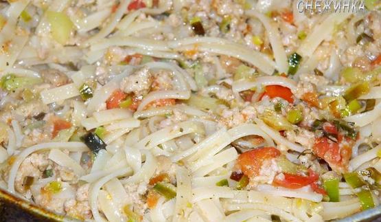 лапша с мясным соусом по-домашнему