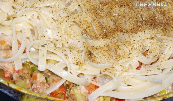 лапша с мясным соусом по-домашнему