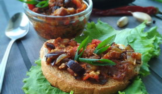 баклажанная паста на тостах